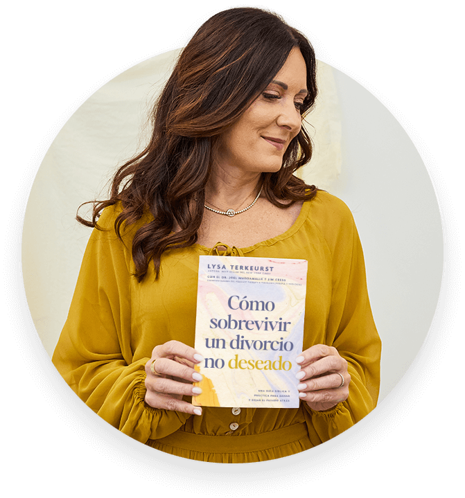 lysa-terkeurst-with-book-spanish